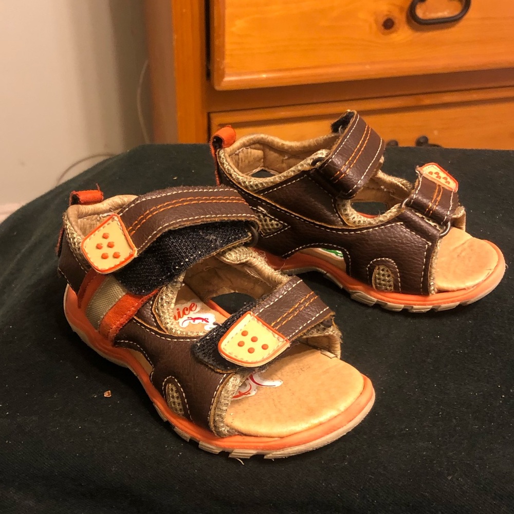 Toddler size #6 they say 13 but there size 6